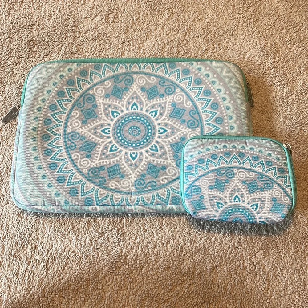 Laptop sleeve and cord organizer